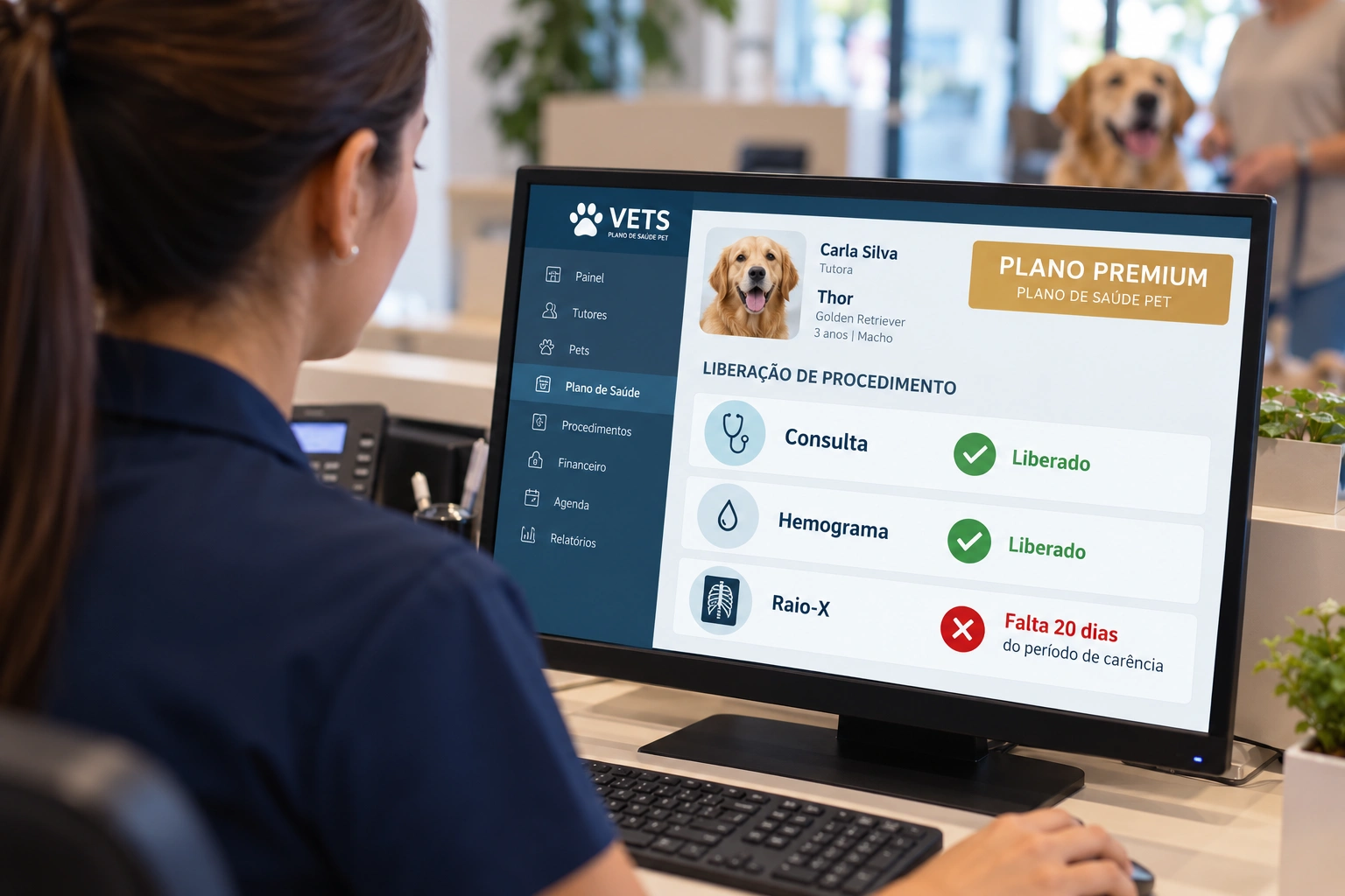 Profissional na recepção veterinária consulta o software do plano pet, com procedimentos liberados e um raio-X ainda em período de carência.